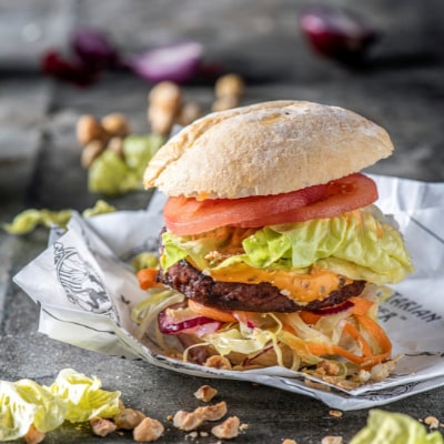 Go Nuts Burger met pickled groenten, rode pestomayonaise en hazelnoot